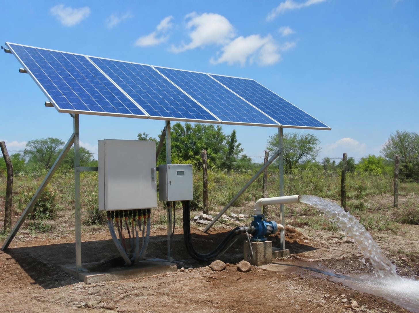 Paneles solares e inversor para bombeo solar